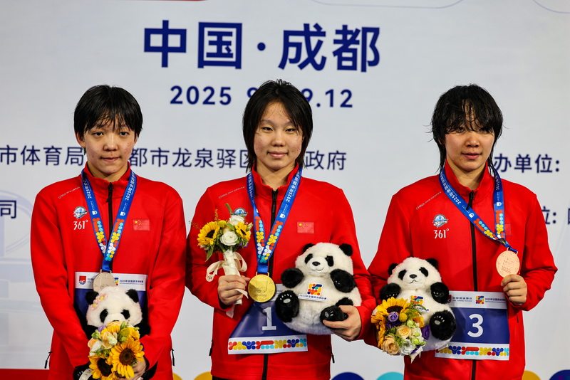 河北女将包揽800米自由泳前三名