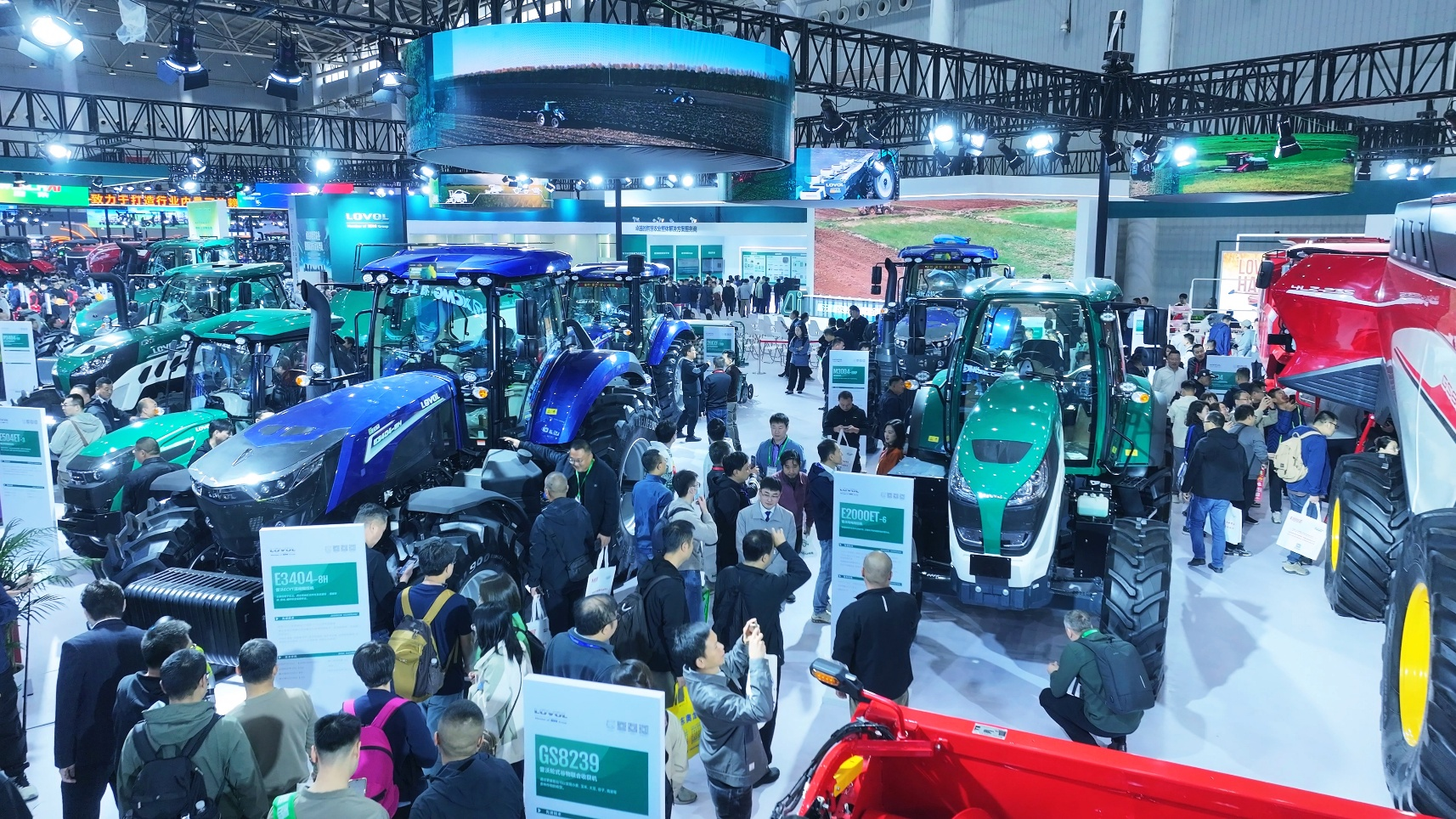 2025国际农机展丨潍柴雷沃新能源拖拉机闪耀全场