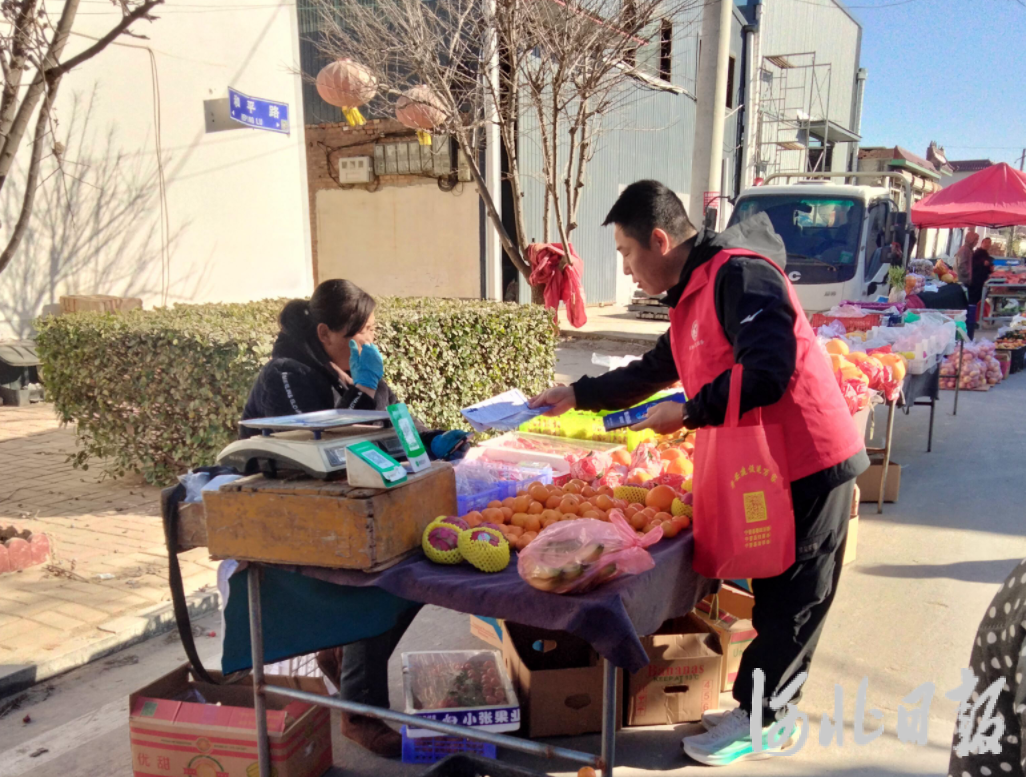 志愿宣讲进大集 法治精神润民心